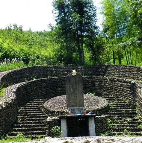 墓埕|南方广大地区的坟墓，为什么会修成太师椅的形状